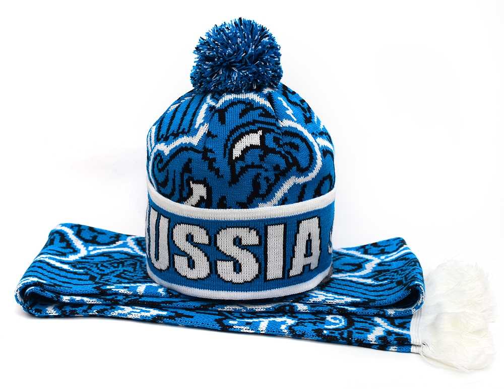 Синие шапки и шарфы